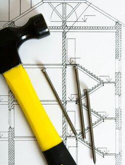 Plans de construction et outils de menuiserie – LFC Construction, Lac-Beauport