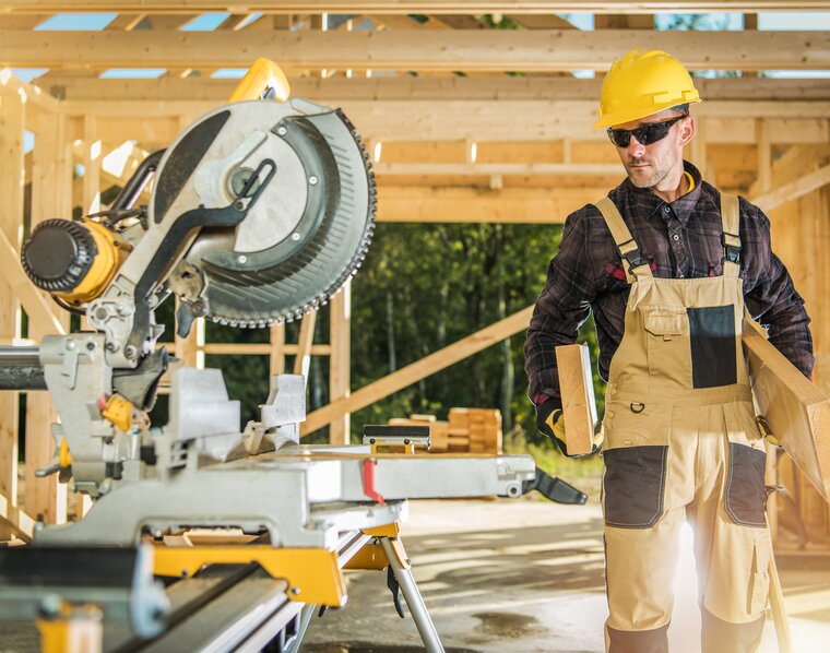 Charpentiers à l'œuvre sur charpente bois résidentielle – LFC Construction, Lac-Beauport