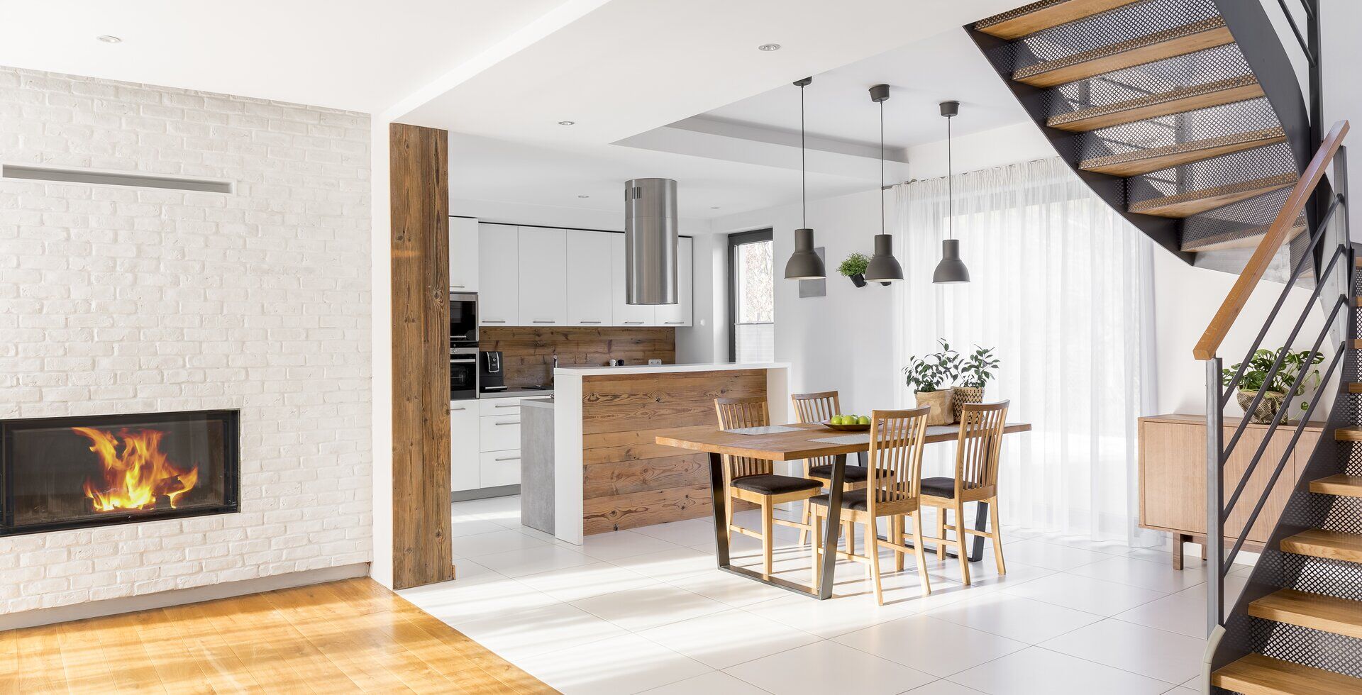 Intérieur résidentiel moderne avec foyer et cuisine – LFC Construction, Lac-Beauport