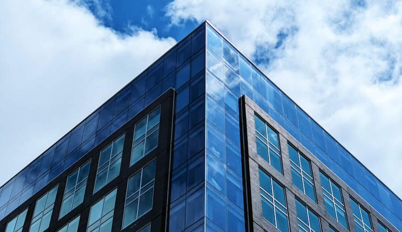 Immeuble commercial à façade vitrée – secteur commercial, LFC Construction Lac-Beauport