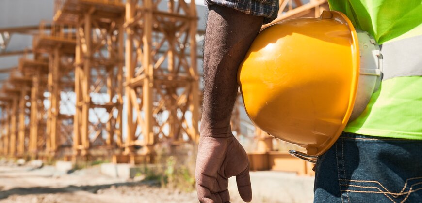 Travailleur de la construction avec casque de sécurité sur chantier – LFC Construction Lac-Beauport